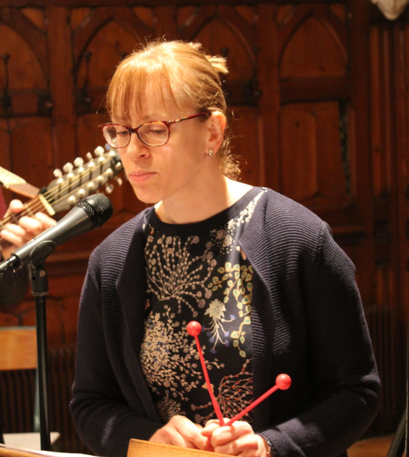 Amélie Vanderkoornhuyse, auteure, compositrice, chanteuse jouant du métallophone