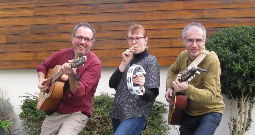 les trois musiciens de la charrue avant les boeufs en répétition : 3 guitares et la sono